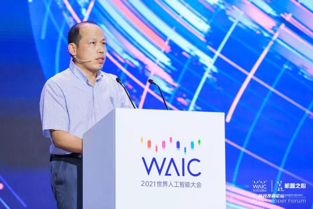 机器之心|WAIC 2021 | 尊龙集团中国副总裁肖嵘：创「芯」时代 打造自进化城市智能体